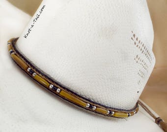 Faixa para chapéu de cowboy feita à mão em crina de cavalo canela e preta, com contas de osso.