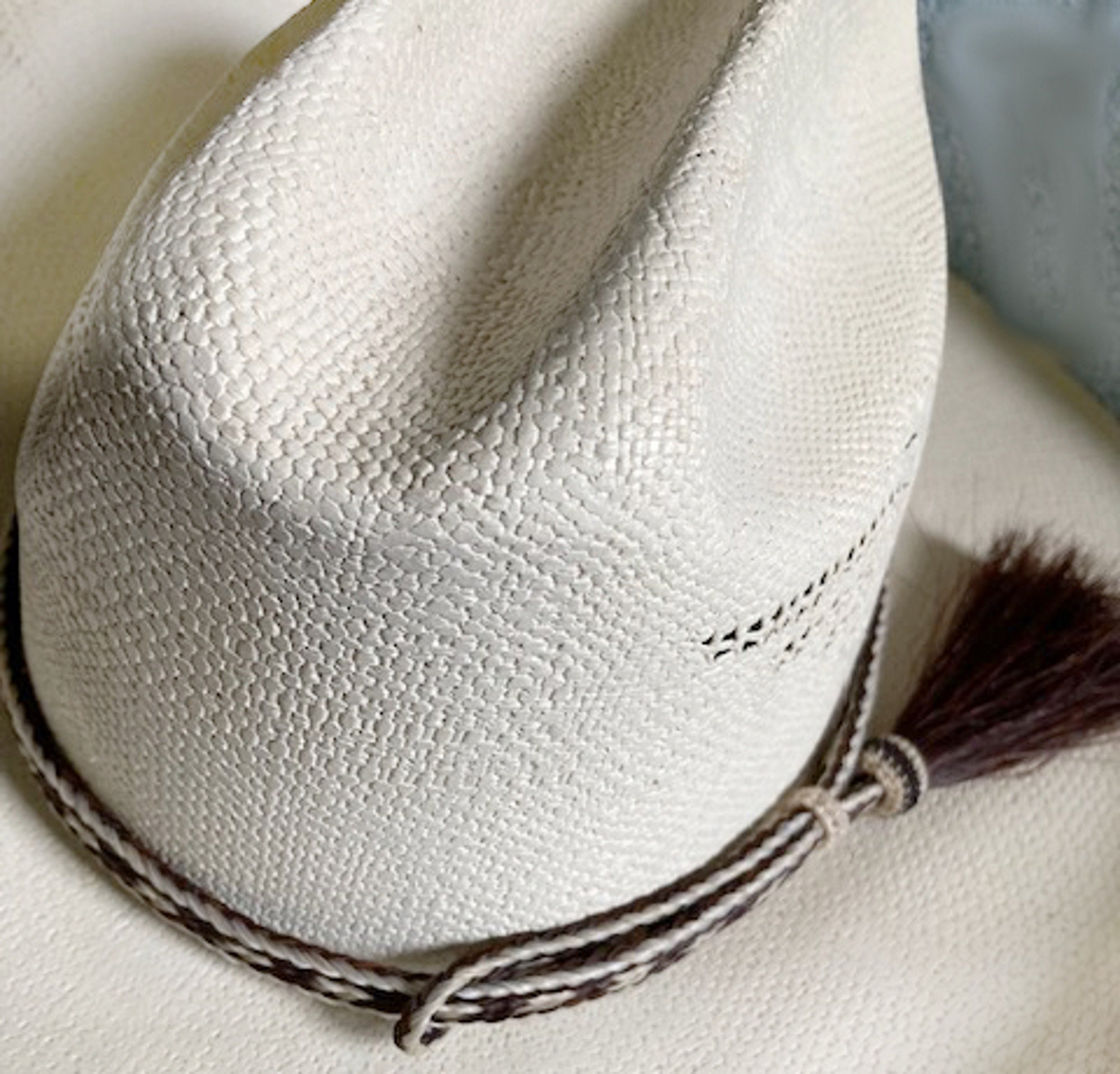 Cowboy Hutband, Rosshaar Hutband, Elegant, Cowboy Hutband, Seitliche Quaste, Schoko Braun-Weiß, Rosshaar, Cowboy Hutband, Bold Beauty, Rodeo