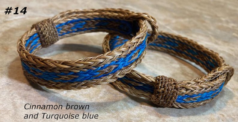 Puede incluir: Dos pulseras trenzadas en un esquema de color marr&oacute;n canela y azul turquesa. Las pulseras est&aacute;n hechas de crin de caballo y est&aacute;n atadas juntas con un nudo. #14