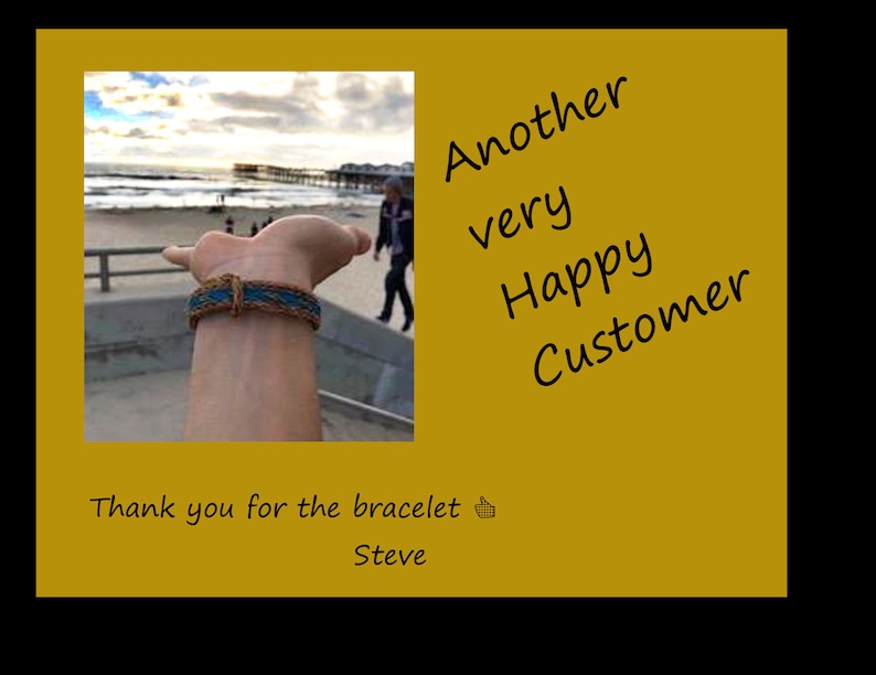 Puede incluir: Una persona lleva una pulsera trenzada azul y marr&oacute;n con una escena de playa en el fondo. El texto "Another very Happy Customer" y "Thank you for the bracelet 👍 Steve" es visible en la imagen.