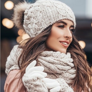 Ensemble bonnet écharpe et gants, ensemble bonnet écharpe, bonnet écharpe mitaines-chapeau écharpe femme-bonnet d'hiver à pompons doublé de polaire mitaines gants écharpe Beige