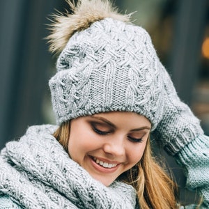 Bonnet ample gris avec pompon en fourrure Bonnet en grosse maille avec polaire femme Bonnet d'hiver cadeau de Noël Bonnet en tricot Bonnet en fourrure à pompon Gris