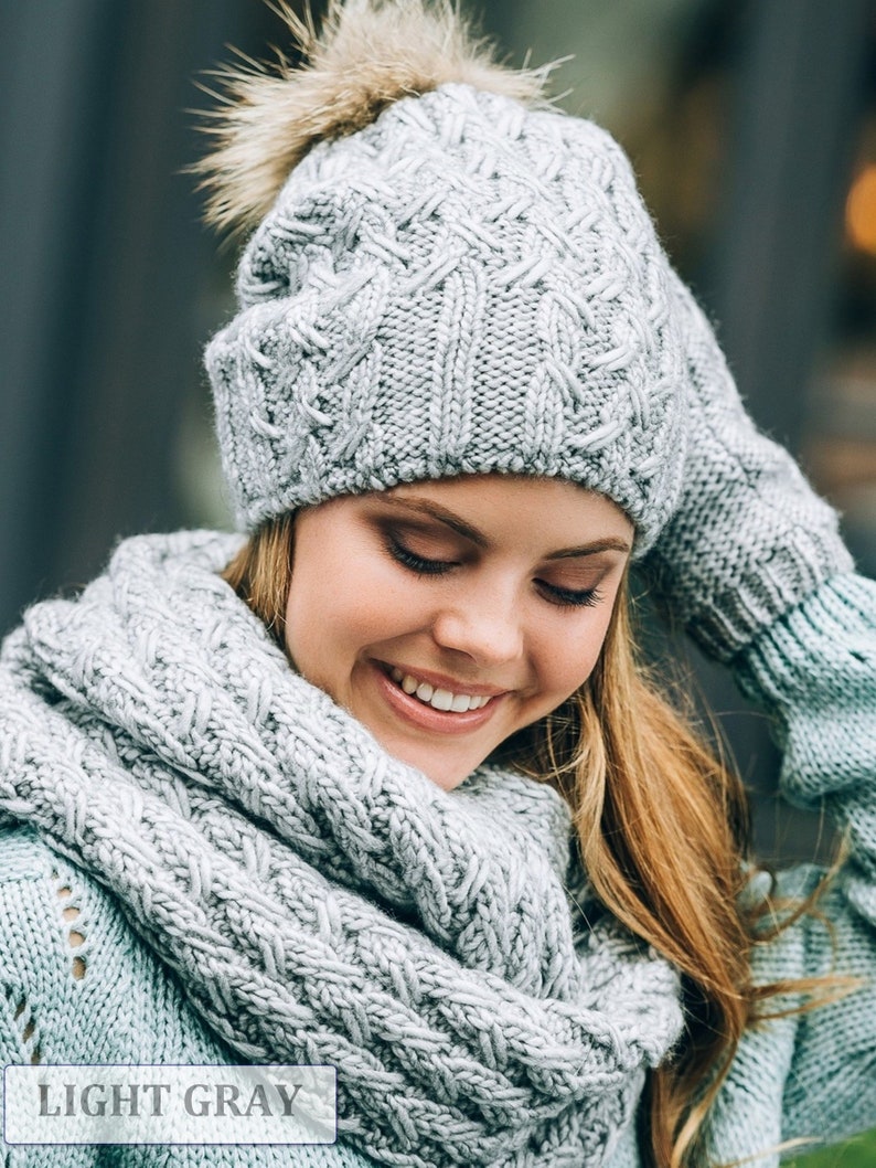 Bonnet ample gris avec pompon en fourrure Bonnet en grosse maille avec polaire femme Bonnet d'hiver cadeau de Noël Bonnet en tricot Bonnet en fourrure à pompon Gris