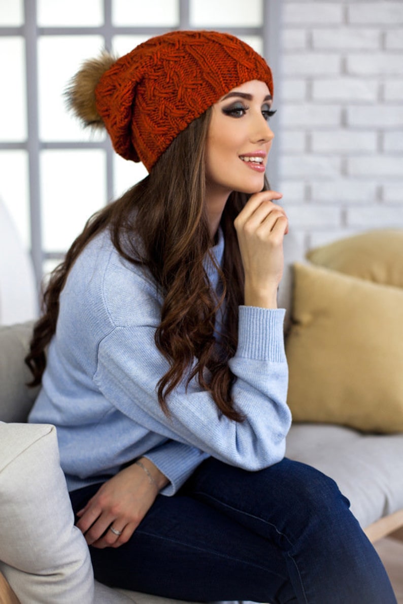 Bonnet ample gris avec pompon en fourrure Bonnet en grosse maille avec polaire femme Bonnet d'hiver cadeau de Noël Bonnet en tricot Bonnet en fourrure à pompon Terracotta