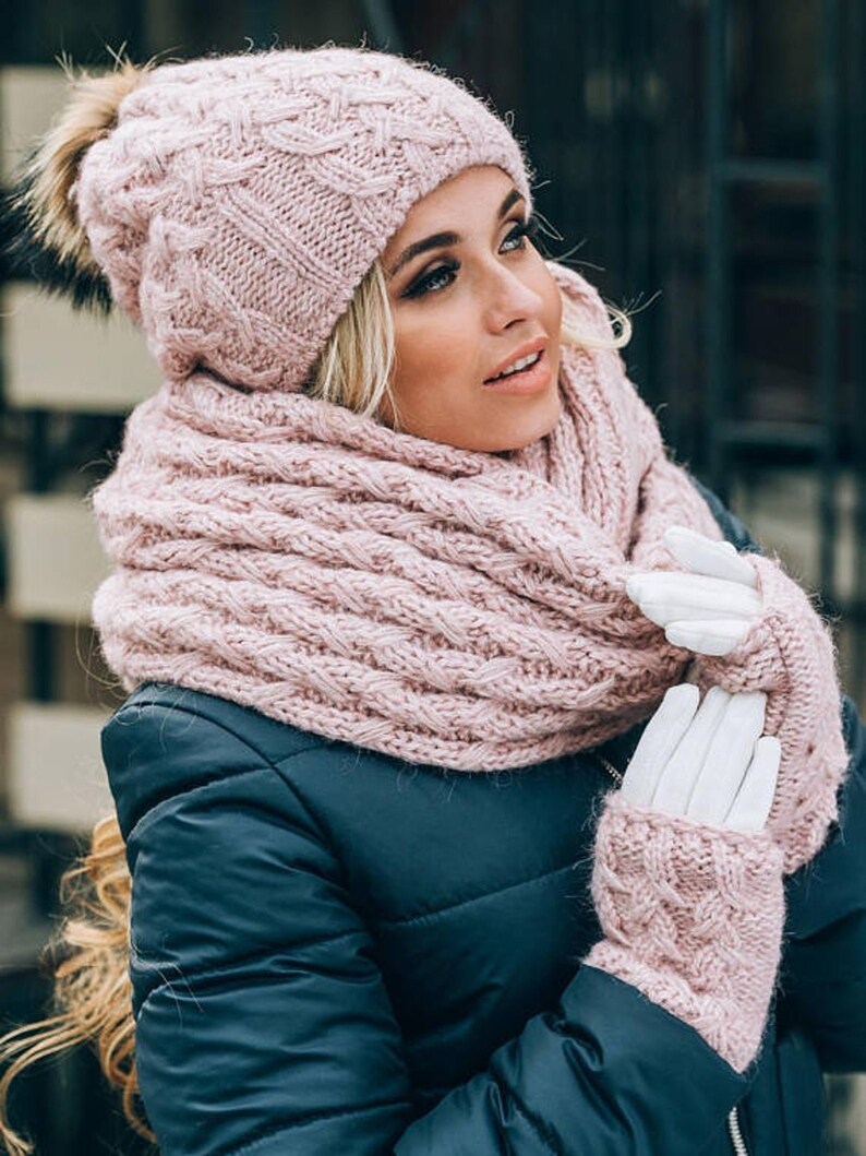 Graue Slouchy Mütze Pelz Bommel Mütze Beanie Grobstrick Mütze mit Fleece Frauen Wintermütze Weihnachtsgeschenk Strickmütze Pelz Bommel Mütze Mütze Rosa