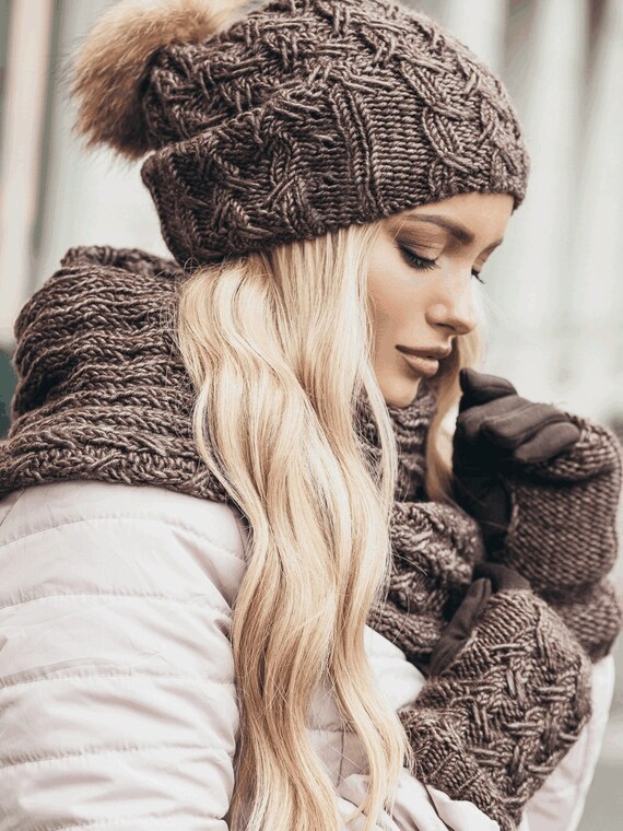 Pom hat and scarf set Clearance