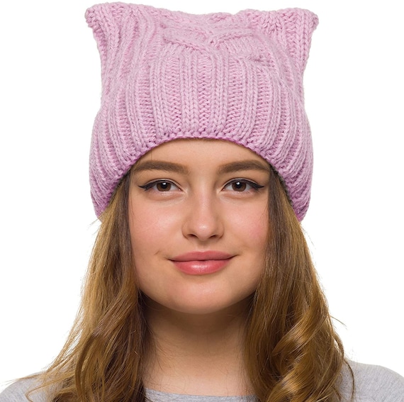 Bonnet Tricoté Main Rose – Message "Love Trumps Hate", Style Protest