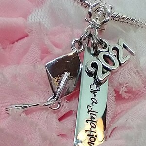 Abschluss 2022 oder 2023 Initial Charm, Abschlussmütze, Grad 2021 Für Europäische Charm Perle entworfen, passend zu Ihrem Gefädelten Armband