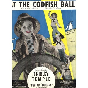 Könnte beinhalten: Ein Vintage-Plakat, das für das Lied "The Codfish Ball" wirbt, das von Shirley Temple im Film "Captain January" gesungen wird. Das Plakat zeigt ein farbiges Bild von Shirley Temple als junges Mädchen, das ein Matrosenoutfit trägt und ein Schiffsrad hält. Das Plakat ist auf blauem Hintergrund mit gelben Akzenten.