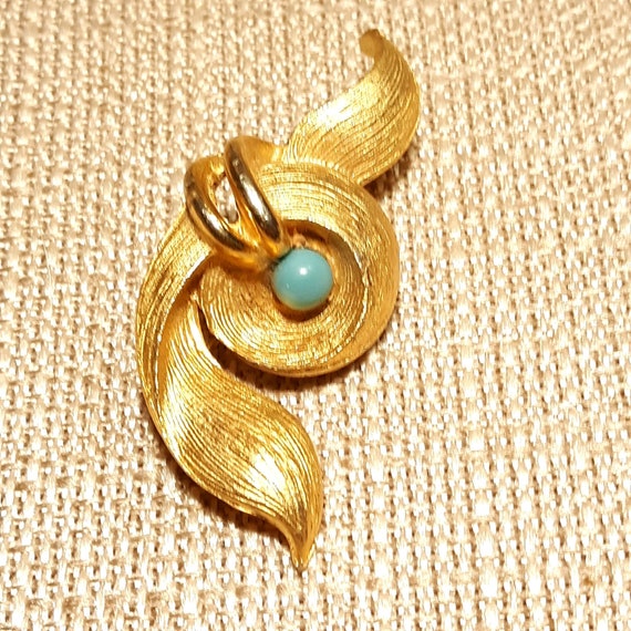 Vintage Goldtone Knot Ribbon Turquoise Brooch - image 2