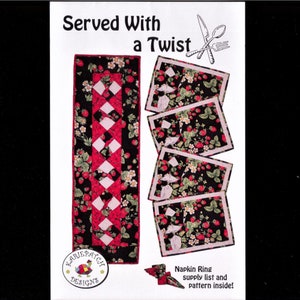 Op de afbeelding: Een quiltpatroon voor een tafelkleed en placemats met een aardbeienprint. Het patroon heet "Served With a Twist" en bevat een servetring, een benodigdhedenlijst en een patroon.