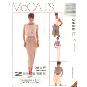 Op de afbeelding: McCall's naaipatroon 6928 voor maat C (10, 12, 14) met Cut-to-Fit Petite-Able ontwerp. De envelop toont illustraties van een mouwloze top met een wikkelrok in midilengte, een rok met patroon, een lange broek en een korte broek met diverse tops.