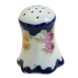 Salero de cerámica vintage con diseño floral, flores pintadas a mano y bordes festoneados, fabricado en Japón.