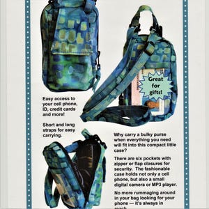 Op de afbeelding: Een blauwe en groene crossbody-tas van stof met een rits. De tas heeft een korte en een lange band. De tas is open om de binnenkant te laten zien, die meerdere vakken heeft. De tekst "Great for gifts!" staat op een gele ster.