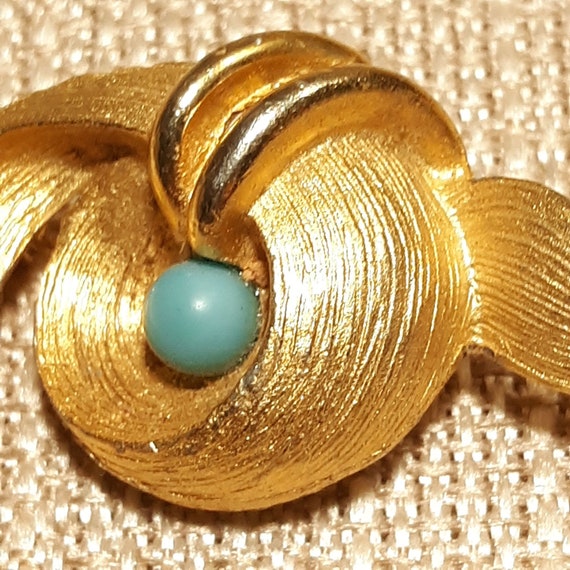 Vintage Goldtone Knot Ribbon Turquoise Brooch - image 3