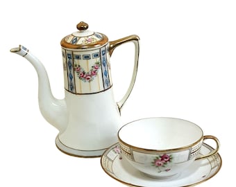 Cafetera, taza y platillo de porcelana Nippon vintage pintados a mano con motivos florales y geométricos dorados.