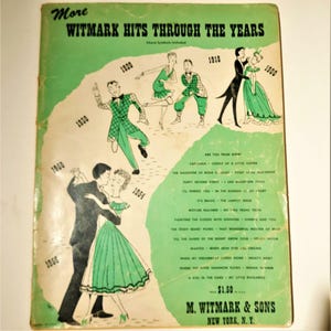 Puede incluir: Una portada de libro verde y blanca con el título "Witmark Hits Through The Years". La portada presenta ilustraciones de parejas bailando en varias décadas desde 1900 hasta 1955. El libro incluye una lista de canciones populares de cada década.