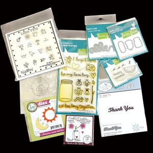 Pode incluir: Uma coleção de materiais de artesanato, incluindo carimbos transparentes, matrizes e materiais para fazer cartões. A imagem apresenta vários designs, como insetos, flores e frases como "Obrigado" e "Feliz Verão".