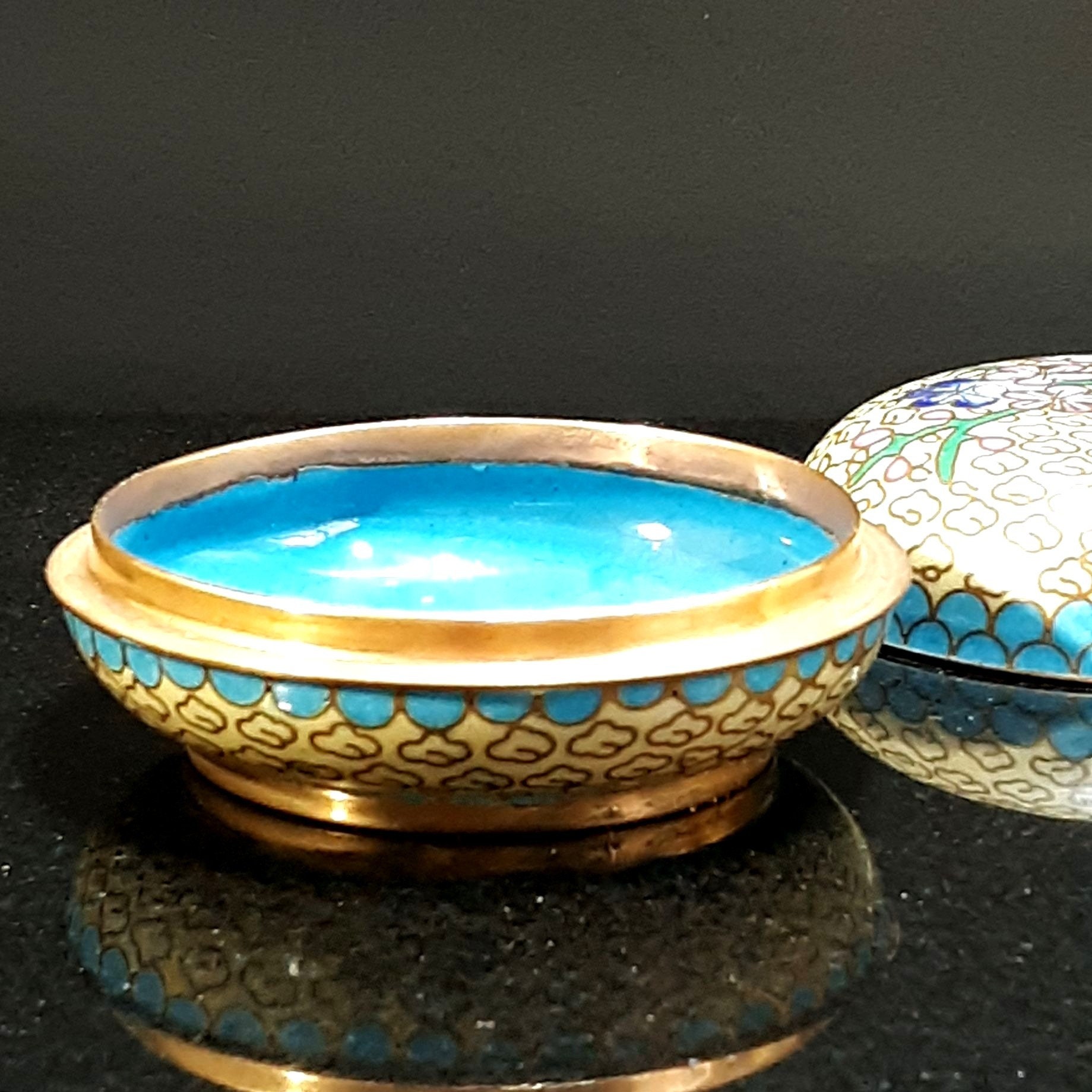 0421-180 中国七宝細工の指輪 茶嗅ぎタバコ入れ 花柄エナメル 真鍮 象牙地 ヴィンテージ 中国七宝細工の指輪 茶嗅ぎタバコ入れ 花柄エナメル 真鍮 象牙地