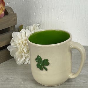 Taza de cerámica con diseño de trébol hecha a mano, elaborada en torno de alfarero, regalo para el Día de San Patricio.