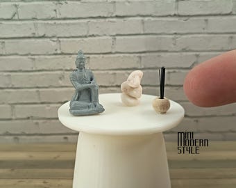 Conjunto de meditación con figura de Buda femenina de resina coloreada a escala 1:12 para casas de muñecas.