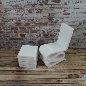 Puede incluir: Conjunto de silla y taburete en miniatura blancos. La silla tiene un dise&ntilde;o moderno &uacute;nico con una forma curva y fluida. El taburete est&aacute; apilado con tres capas, que se asemejan a una pila de libros.