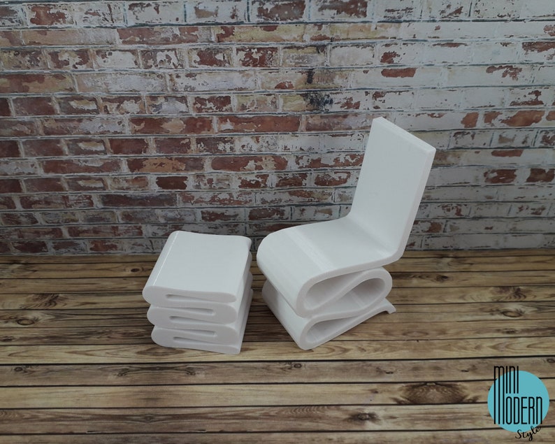 Puede incluir: Conjunto de silla y taburete en miniatura blancos. La silla tiene un dise&ntilde;o moderno &uacute;nico con una forma curva y fluida. El taburete est&aacute; apilado con tres capas, que se asemejan a una pila de libros.