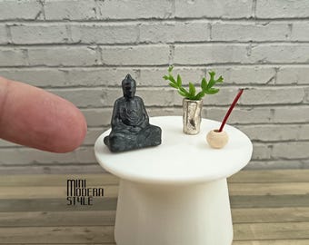 Conjunto de meditación con figura de Buda de resina de colores a escala 1:12 para casas de muñecas.