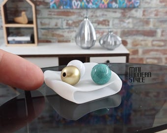 Centro de mesa Weldon con cuentas de plástico de dos colores a escala 1:12 para casas de muñecas.