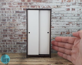 Nowoczesna szafa w skali 1:12 z przesuwanymi drzwiami z płyty MDF do domków dla lalek