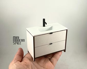 Mueble de baño en miniatura a escala 1:12 con cajones y lavabo incorporado, fabricado en madera y plástico de colores para casas de muñecas.
