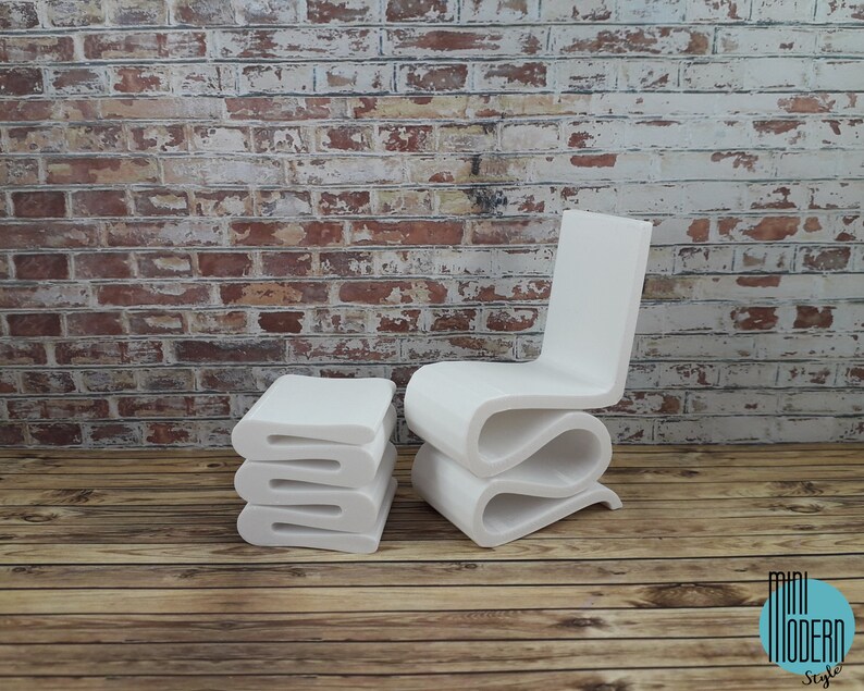Puede incluir: Conjunto de silla y taburete modernos blancos. La silla y el taburete est&aacute;n hechos de un material blanco liso y tienen un dise&ntilde;o &uacute;nico y fluido. La silla tiene un respaldo y un asiento curvos, mientras que el taburete es una pila de tres piezas curvas.