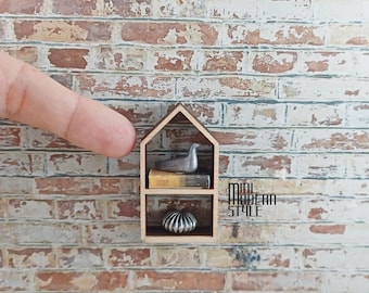 Estantería de madera a escala 1:12 con 2 libros para casa de muñecas.