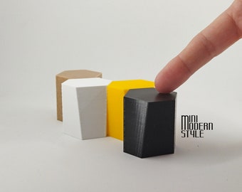 Taburete Xenia de plástico colorido a escala 1:12 para casas de muñecas