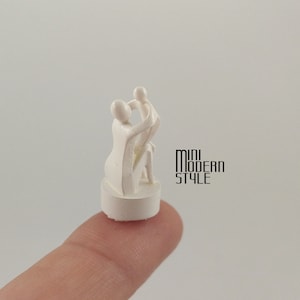 Colorful resin mother-baby couple sculpture in 1:12 scale for dollhouses