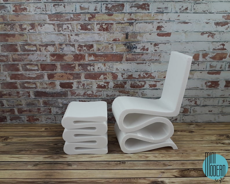 Puede incluir: Conjunto de silla y taburete modernos blancos. La silla tiene un dise&ntilde;o ondulado &uacute;nico y el taburete est&aacute; hecho de piezas planas apiladas. Ambas piezas est&aacute;n hechas de un material blanco liso.
