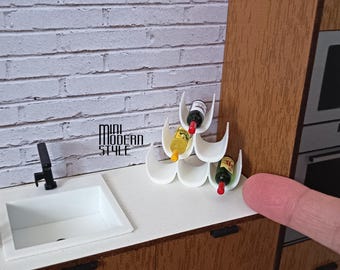 Portabotellas moderno Kristal de plástico de colores a escala 1:12 para casas de muñecas.