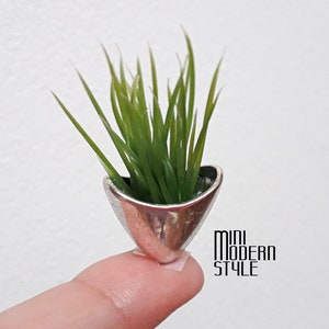 Vase with artificial plant in 1:12 scale for dollshouse