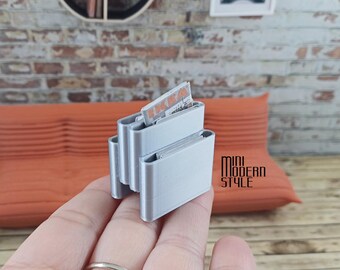 Revistero de pie en miniatura Ken a escala 1:12, fabricado en plástico de colores para casas de muñecas.