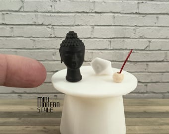 Rincón de meditación con cabeza de Buda en resina de color a escala 1:12 para casas de muñecas.