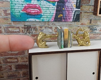 Sujetalibros de resina con forma de mono a escala 1:12 para casas de muñecas.