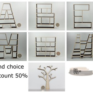 Può includere: Un set di sei mensole in legno a forma di lettere, tra cui A, E, C, M e una mensola a forma di albero. Le mensole sono in legno chiaro e hanno una finitura naturale. Le mensole sono disposte in una griglia su uno sfondo bianco. Il testo "2nd choice discount 50%" e "Mini Modern Style" è anche visibile nell'immagine.