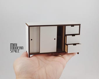 Armario moderno para casa de muñecas a escala 1:12 con puertas correderas y cajones en MDF lacado en blanco.