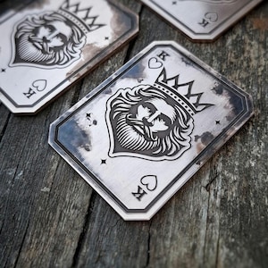 Karta do gry King of Hearts EDC mini / tag w postarzanym mosiądzu z głębokim grawerunkiem laserowym | stara patyna i charakter. Unikatowy przedmiot kolekcjonerski