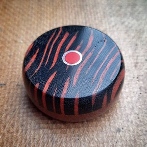 Pièce de monnaie edc souci épaisse en micarta noir et rouge avec épingle en cuivre/rouge et dos en micarta vintage - 4,5 cm / 1,75"