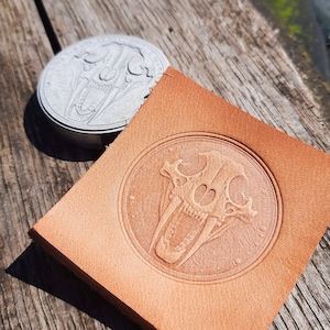 Timbro rotondo in alluminio da 1 5/8" / Strumento per la lavorazione della pelle da 40 mm / Timbro in rilievo / Strumento per intaglio fai da te / Timbro in pelle dell'era glaciale con teschio di tigre dai denti a sciabola