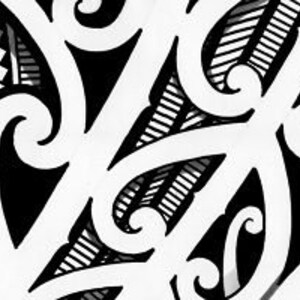 Superbe tatouage tribal polynésien sur l'épaule avec des motifs et des courbes maoris. Fichiers PDF et JPG téléchargeables de haute qualité