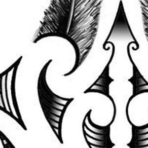 Tatouage maori vertical avec des plumes réalistes, fichiers PDF et JPG téléchargeables de haute qualité