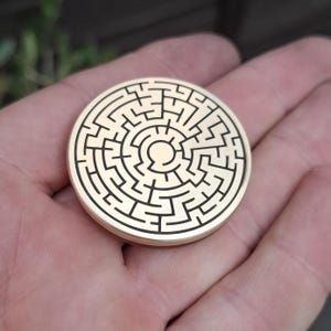 迷路真鍮 EDC トークン | ヴィンテージ ミカルタ ユニークなポケット アート | コレクター向けの毎日持ち運べる迷路彫刻パターン コイン