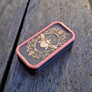 Control deslizante antiestrés con incrustaciones de flores y escarabajos grabados (pequeño sonido crujiente) / Parte trasera impresa en 3D en negro y cobre / EDC háptico de 3 clics